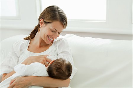 simsearch:6122-07695339,k - Mother breast feeding baby Foto de stock - Sin royalties Premium, Código: 614-03684117