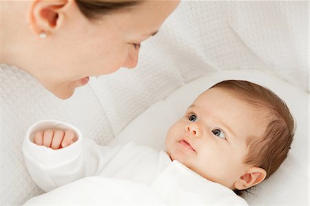 Mother with baby in bassinet Foto de stock - Sin royalties Premium, Código: 614-03684113