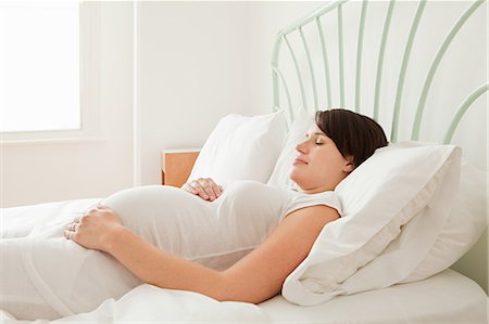 simsearch:614-03684171,k - Pregnant woman asleep in bed Foto de stock - Royalty Free Premium, Número: 614-03684120