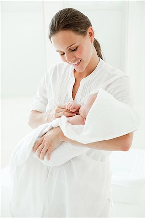 Mother and baby son wrapped in towel Foto de stock - Sin royalties Premium, Código: 614-03684122