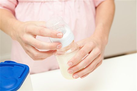 Close up of mother preparing baby formula Foto de stock - Sin royalties Premium, Código: 614-03684144