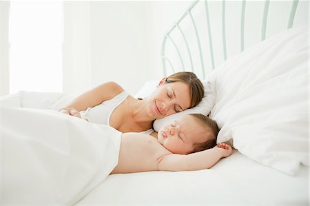sleeping baby lying - Mother and baby sleeping Foto de stock - Sin royalties Premium, Código: 614-03684141