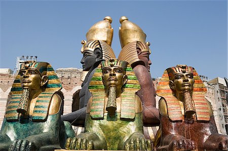 pharaoh - Statues for opera festival at Verona Arena, Italy Foto de stock - Royalty Free Premium, Número: 614-03684357