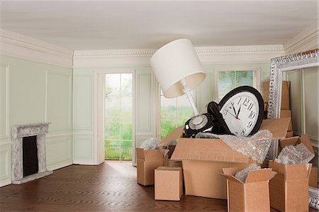 Cardboard boxes of objects in tiny room Foto de stock - Royalty Free Premium, Número: 614-03684577