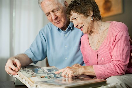 Senior couple à la recherche à l'album de famille Photographie de stock - Premium Libres de Droits, Code: 614-03684786