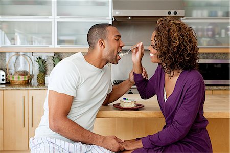 Woman feeding cake to boyfriend Foto de stock - Sin royalties Premium, Código: 614-03697319