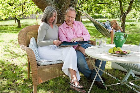 Couple d'âge mûr regardant à l'extérieur de livre Photographie de stock - Premium Libres de Droits, Code: 614-03697441