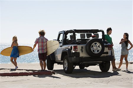 simsearch:614-03697647,k - Friends by vehicle with surfboards Fotografie stock - Premium Royalty-Free, Codice: 614-03697600