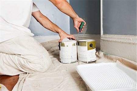 paint buckets - Man opening paint tin Foto de stock - Sin royalties Premium, Código: 614-03747666