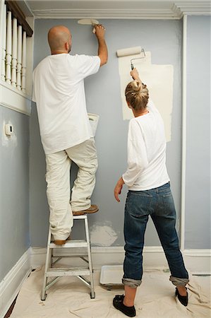 people painting wall - Couple painting wall Foto de stock - Sin royalties Premium, Código: 614-03747730