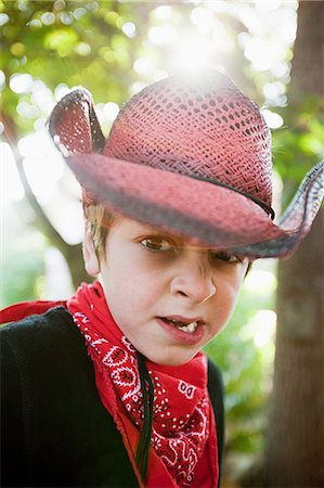 Boy dressed up as cowboy Foto de stock - Sin royalties Premium, Código: 614-03747832