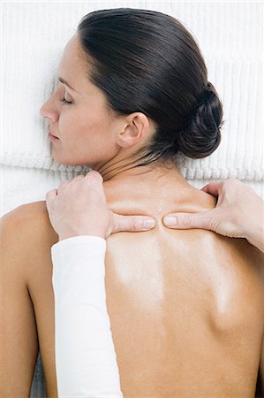 dos (anatomie) - Jeune femme jouissant de massage d'épaule Photographie de stock - Premium Libres de Droits, Code: 614-03763606