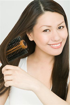 straight hair brushing - Jeune femme cheveux brossage Photographie de stock - Premium Libres de Droits, Code: 614-03763636