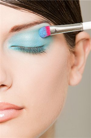 pinceau de maquillage - Jeune femme appliquer fard à paupières turquoise Photographie de stock - Premium Libres de Droits, Code: 614-03763718