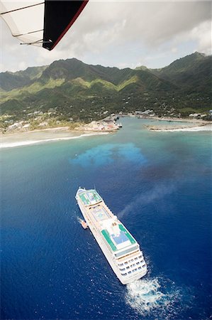 Aerial view from paraglider of cruise ship Foto de stock - Sin royalties Premium, Código: 614-03763763