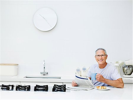 Senior man having breakfast, reading newspaper Foto de stock - Sin royalties Premium, Código: 614-03763802