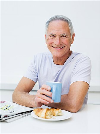 Senior man having breakfast Foto de stock - Sin royalties Premium, Código: 614-03763811