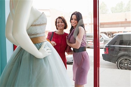 Mère et fille regardant la robe de mariée en vitrine Photographie de stock - Premium Libres de Droits, Code: 614-03763841