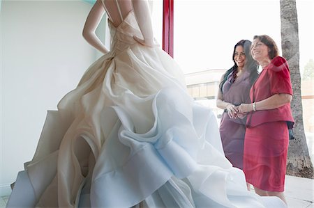 simsearch:614-03763841,k - Mère et fille regardant la robe de mariée en vitrine Photographie de stock - Premium Libres de Droits, Code: 614-03763869