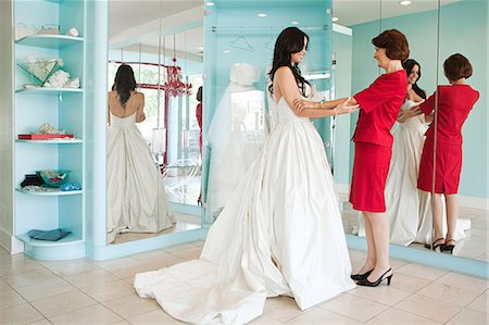 simsearch:614-03763870,k - Tochter versuchen auf Hochzeitskleid, Hand in Hand Stockbilder - Premium RF Lizenzfrei, Bildnummer: 614-03763860