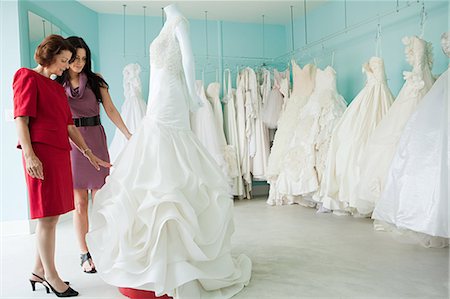 Mère et fille à la recherche de robes de mariée Photographie de stock - Premium Libres de Droits, Code: 614-03763871