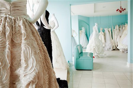 Sélection de robes de mariée en boutique Photographie de stock - Premium Libres de Droits, Code: 614-03763884