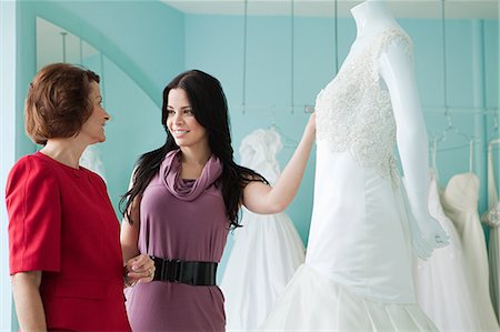 Mère et fille à la recherche de robes de mariée Photographie de stock - Premium Libres de Droits, Code: 614-03763894