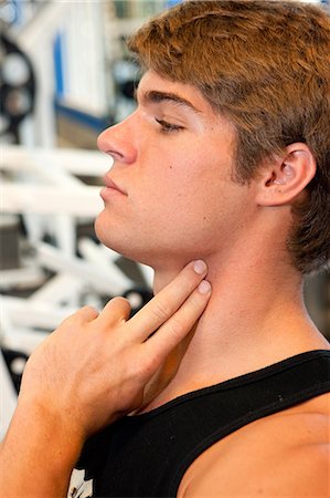 pulso (latido) - Young man checks heartbeat Foto de stock - Sin royalties Premium, Código: 614-03784202