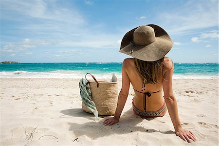 Woman sitting on sandy beach, Mustique, Grenadine Islands Foto de stock - Sin royalties Premium, Código: 614-03902664