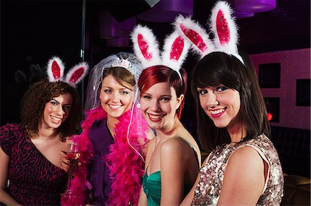 Four young women on hen night Foto de stock - Sin royalties Premium, Código: 614-03902739