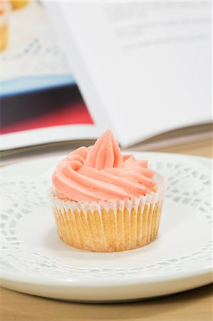 simsearch:614-03903060,k - Cupcake sur plaque Photographie de stock - Premium Libres de Droits, Code: 614-03903067