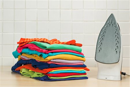 stirare - Piles of clean laundry and iron Fotografie stock - Premium Royalty-Free, Codice: 614-03903068