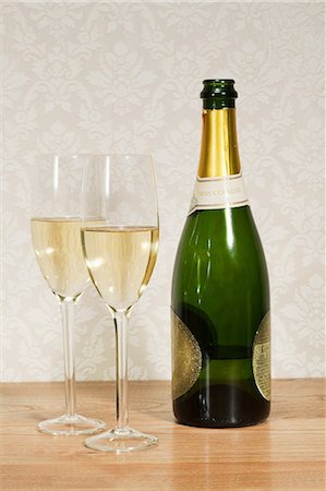 Champagne bottle and two glasses Foto de stock - Sin royalties Premium, Código: 614-03903091