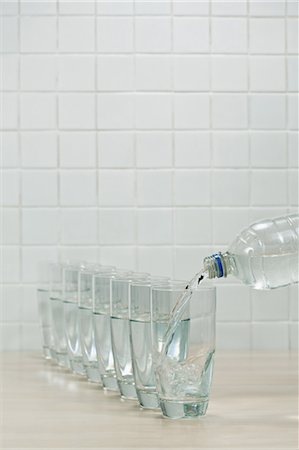 simsearch:670-03734272,k - Verser les verres d'eau minérale Photographie de stock - Premium Libres de Droits, Code: 614-03903114