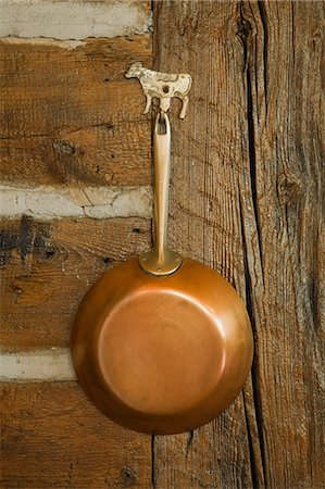 Copper pan hanging up Foto de stock - Sin royalties Premium, Código: 614-03903419