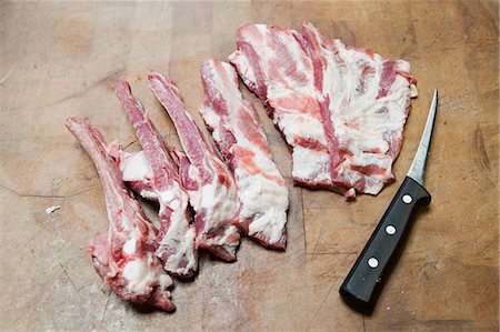 Pork ribs and knife Foto de stock - Royalty Free Premium, Número: 614-03903608