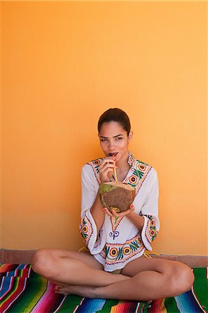 Frau trinkt Saft aus tropischen Früchten Stockbilder - Premium RF Lizenzfrei, Bildnummer: 614-03903759