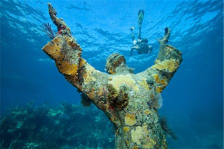 simsearch:614-03903832,k - Snorkeler and underwater statue Foto de stock - Sin royalties Premium, Código: 614-03903819