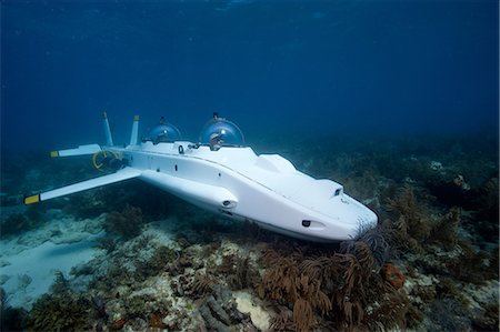 sous-marin (vaisseau) - Sous-marin sur le récif de corail Photographie de stock - Premium Libres de Droits, Code: 614-03903861