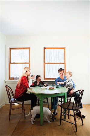 dog in kitchen - Family having breakfast Stock Photo - Premium Royalty-Free, Code: 614-03981326