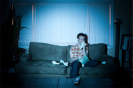 pañuelo de papel - Young man watching tv, crying Foto de stock - Sin royalties Premium, Código: 614-03981531