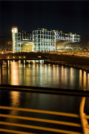 River Spree and new Central Railway station at night, Berlin, Germany Foto de stock - Sin royalties Premium, Código: 614-03981589