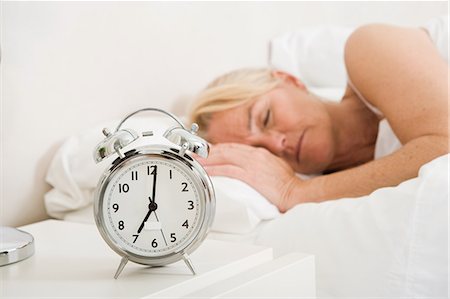 Femme mature endormie dans son lit Photographie de stock - Premium Libres de Droits, Code: 614-03981934