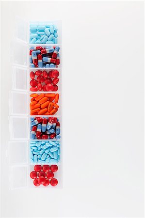 Pills in an organiser Foto de stock - Sin royalties Premium, Código: 614-03982111