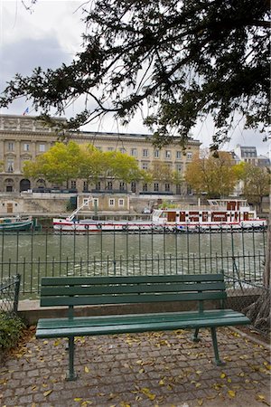 simsearch:610-00255339,k - France, Paris, garden of pont neuf and barges along quai de Conti Foto de stock - Sin royalties Premium, Código: 610-05391669