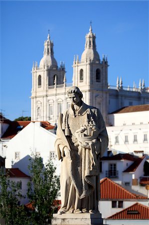 Portugal, Lisbon, Alfama, statue of Sao Vicente and monastery Sao Vicente de Fora in the background Foto de stock - Sin royalties Premium, Código: 610-05653606