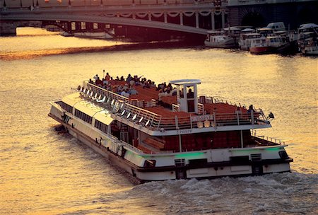 simsearch:610-00255339,k - France, Paris, Riverbus on the Seine River Foto de stock - Sin royalties Premium, Código: 610-00255521