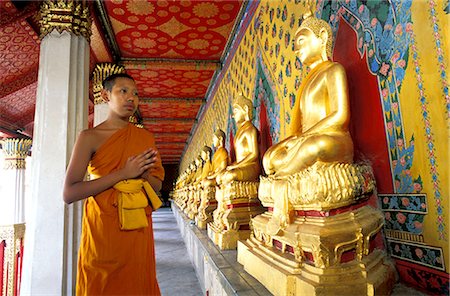 simsearch:610-00800146,k - Thaïlande, Bangkok, Wat Arun temple, jeune moine stagiaire en prière par une rangée de statues de Bouddhas Photographie de stock - Premium Libres de Droits, Code: 610-02373392
