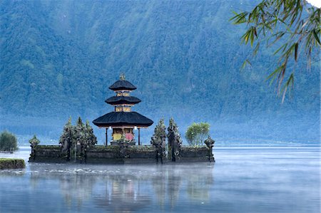 simsearch:610-05841687,k - Indonesia, Bali, pagoda on the Bratan lake Stock Photo - Premium Royalty-Free, Code: 610-03504782