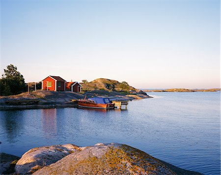 red cliff - Summer cottages on cliffs. Fotografie stock - Premium Royalty-Free, Codice: 6102-03748004